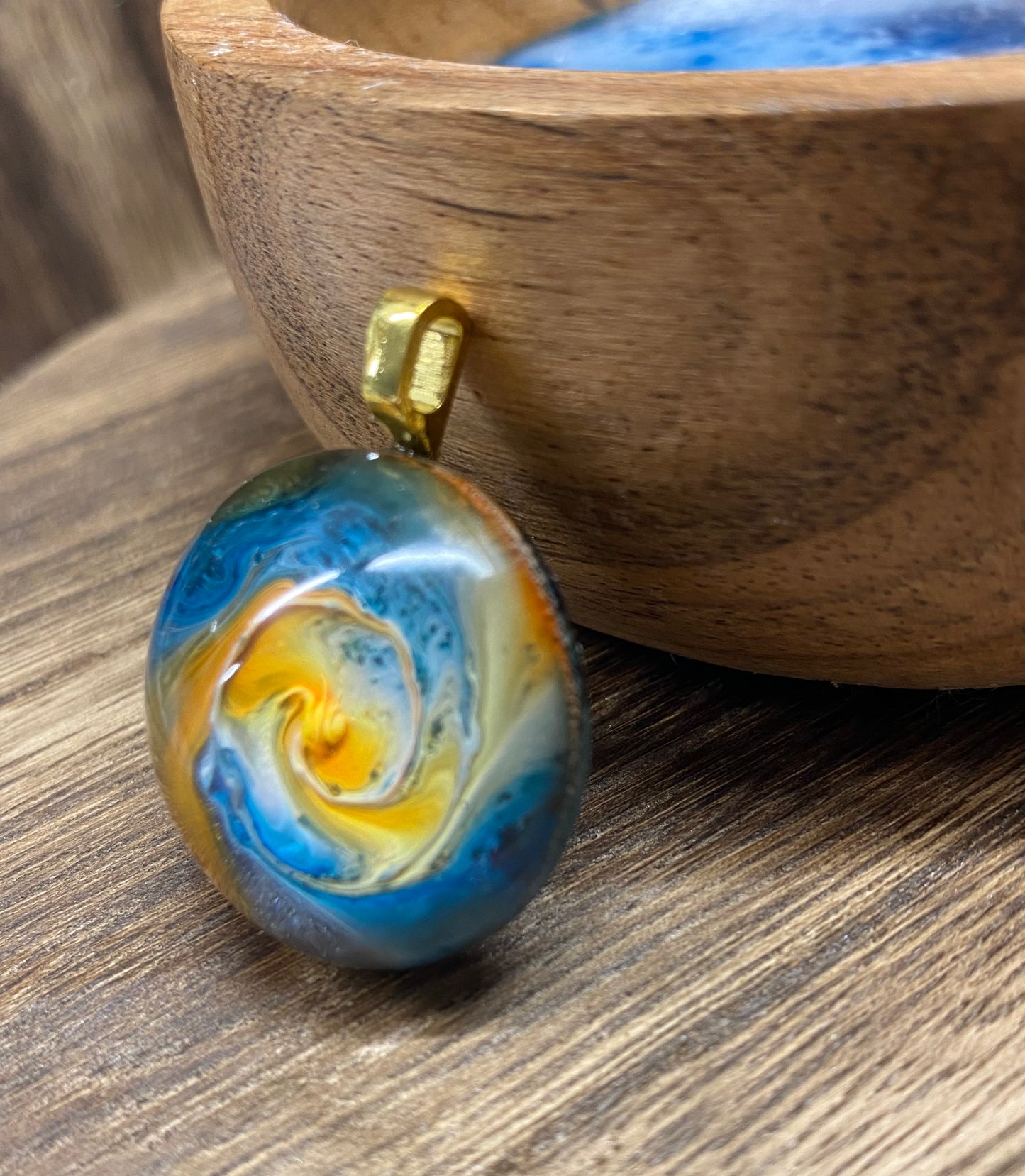 Petri Art Round Resin Pendant