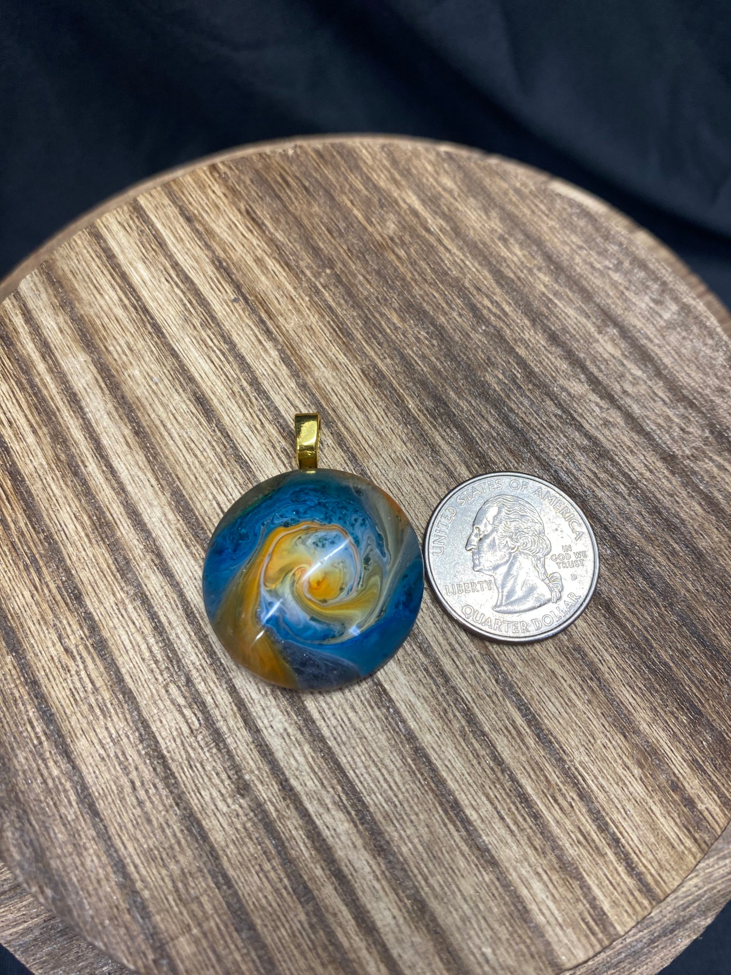 Petri Art Round Resin Pendant