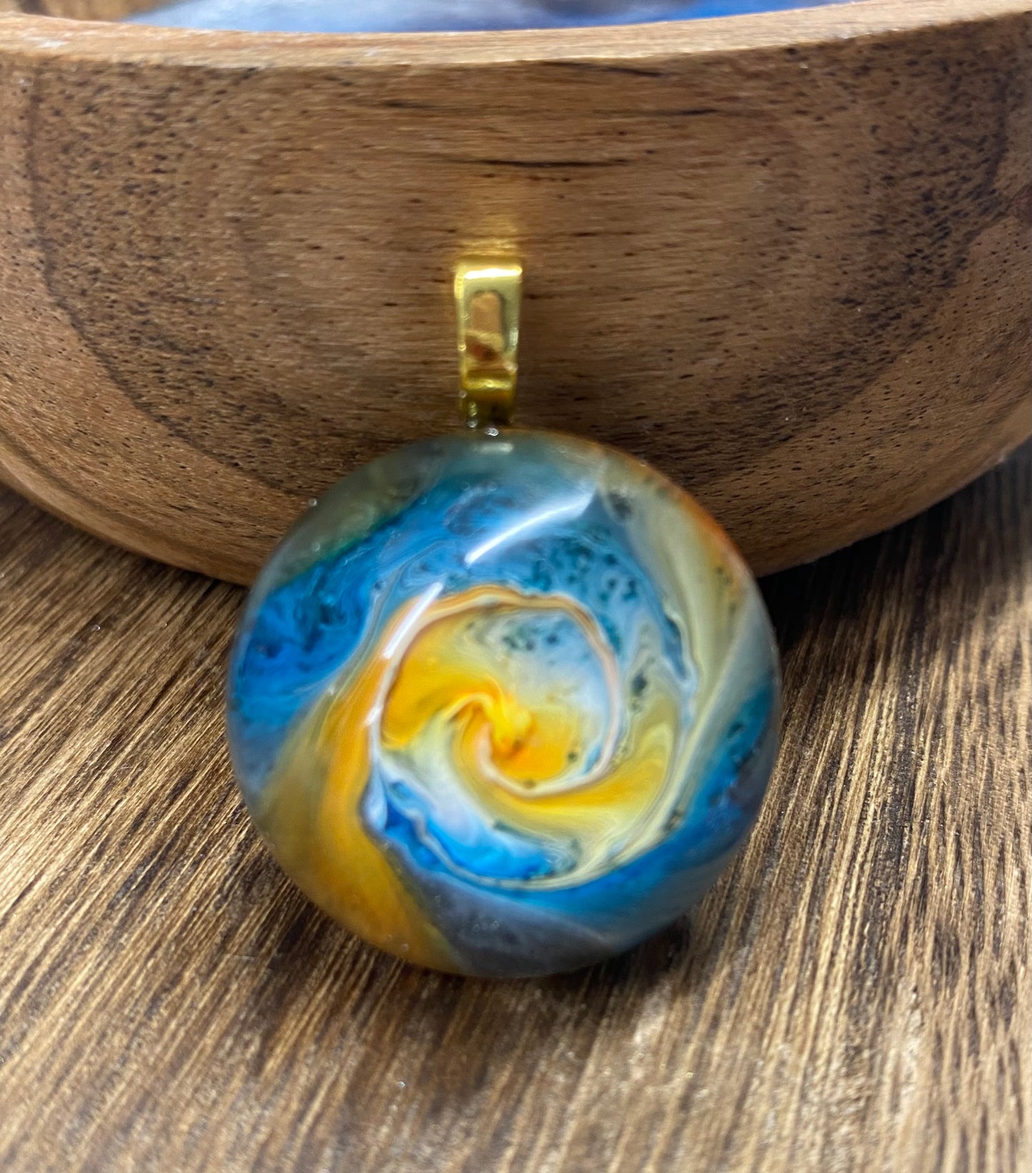 Petri Art Round Resin Pendant