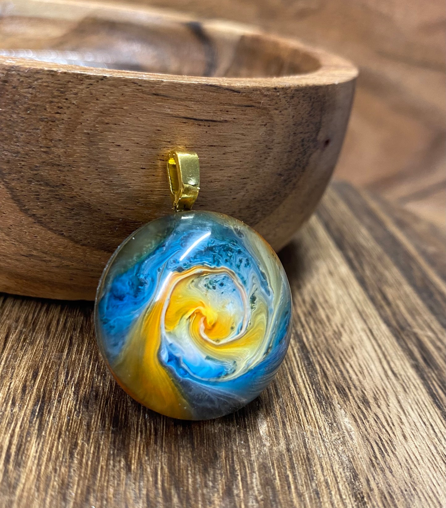 Petri Art Round Resin Pendant